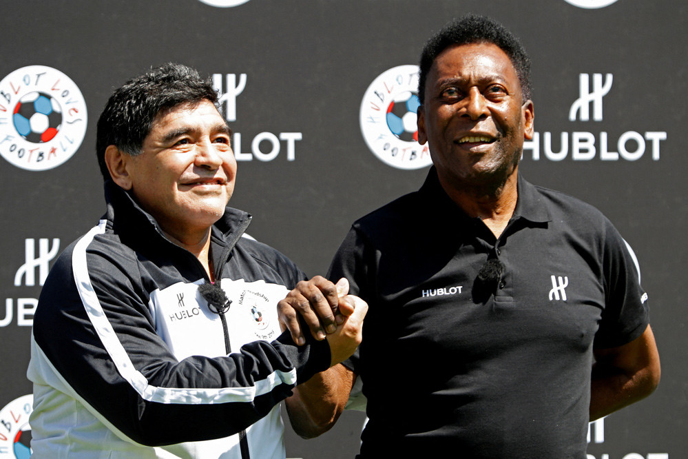 Pele chơi bóng cùng Maradona trên... thiên đường